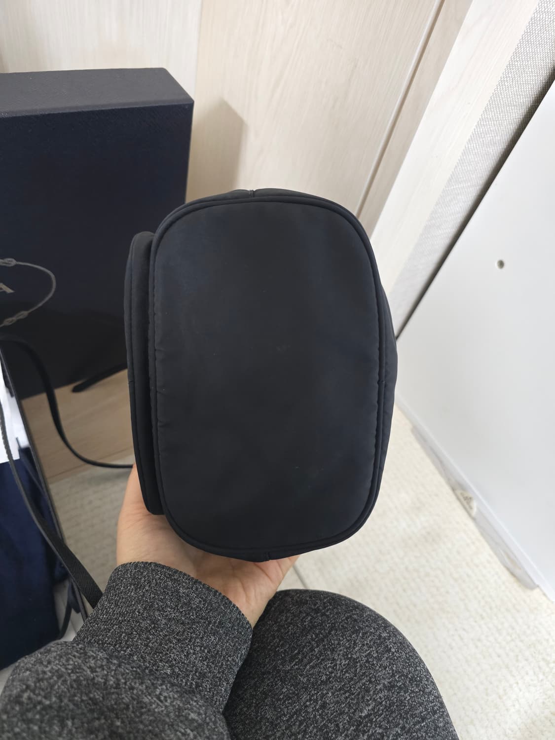 프라다 리나일론 버킷백 블랙 금장 상품이미지6