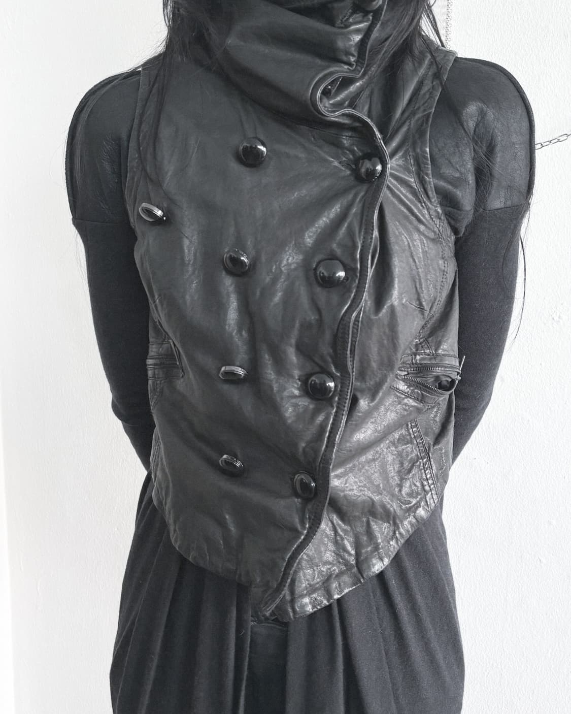 카렌 밀렌 아방가르드 하이넥 드레이프 나폴레옹 레더 베스트 상품이미지1