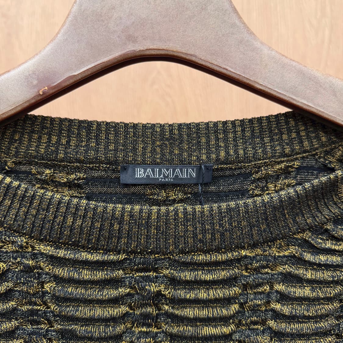 발망 긴팔 니트 골드 메탈릭 립 텍스처 숄더 버튼 디테일 슬림핏 블랙 상품이미지7