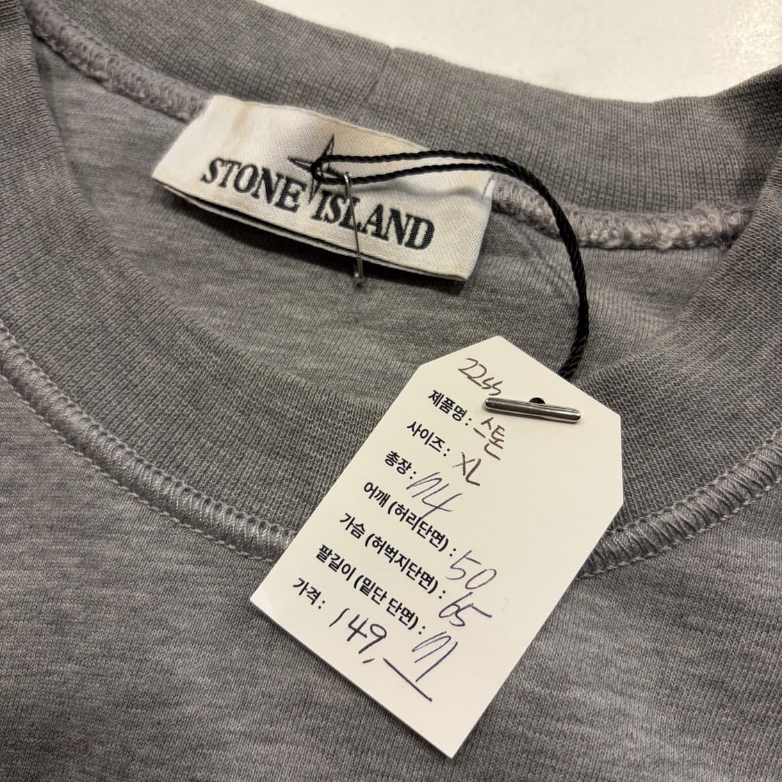 [XL] 22ss 스톤아일랜드 신형 큐알 와펜 맨투맨 그레이 C816 상품이미지5