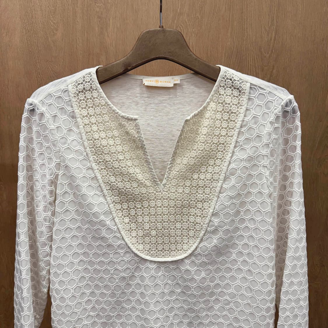 토리버치 패턴 레이스 믹스 브이넥 블라우스 배색 패널 디테일 아이보리 상품이미지4