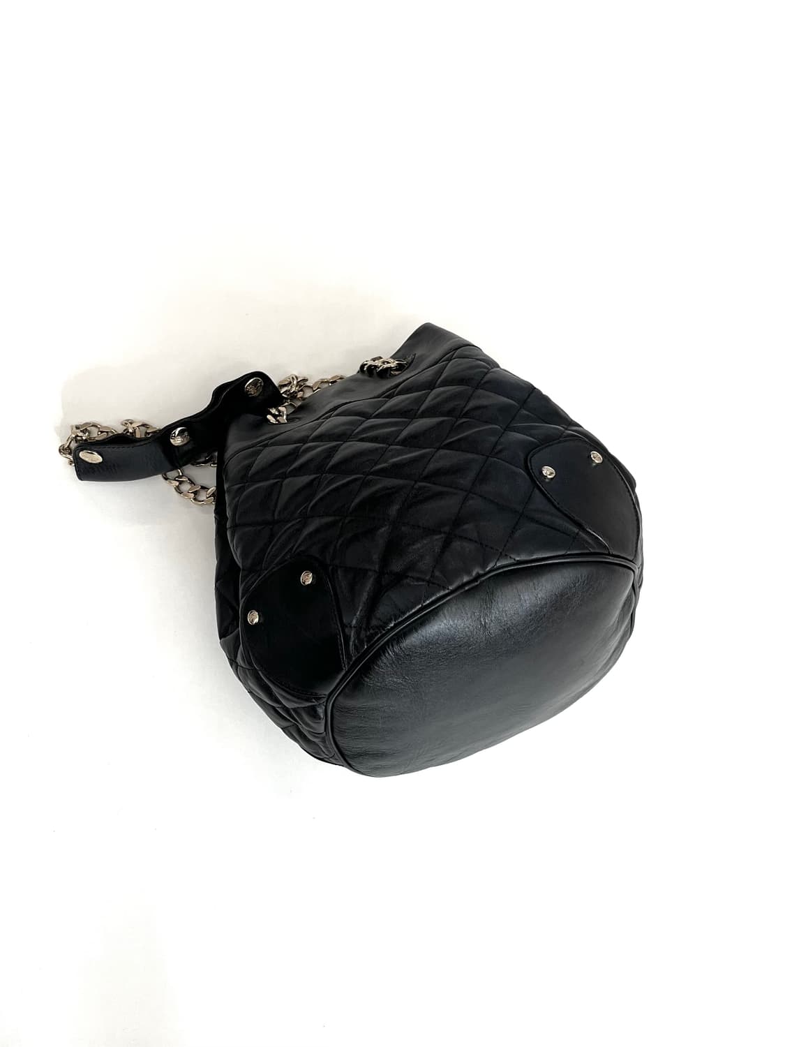 버버리 프로섬 퀄팅 레더 체인 버킷백 상품이미지9