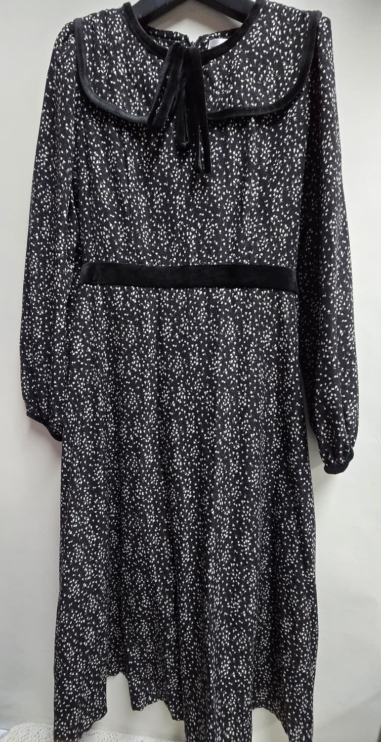 리리앤코 블랙 잔꽃 프릴 원피스 상품이미지3