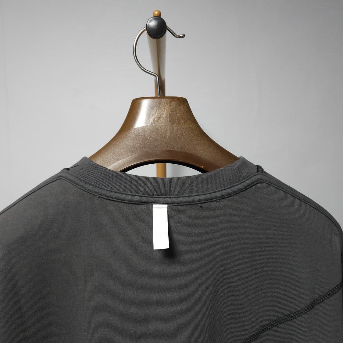 L ) 노매뉴얼 언발란스 오버핏 맨투맨 차콜 상품이미지4