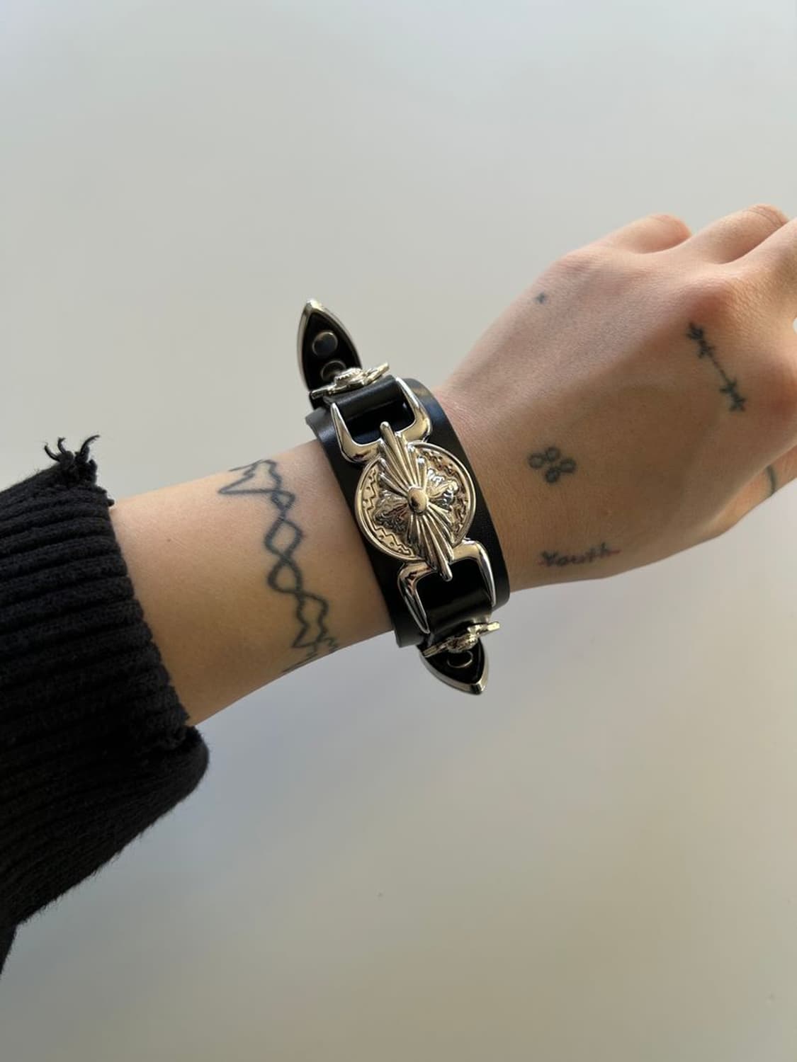 DOUBLE BUCKLE CONCHO BANGLE 더블 버클 콘초 뱅글 상품이미지1