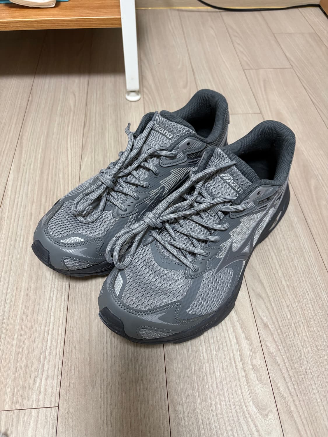 미즈노 레이서 V2 그레이블랙 260사이즈 상품이미지2
