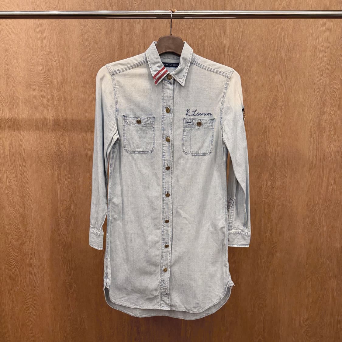 랄프 로렌 코튼 데님 롱 셔츠 백 넘버 패치 자수 와펜 디테일 블루 상품이미지2