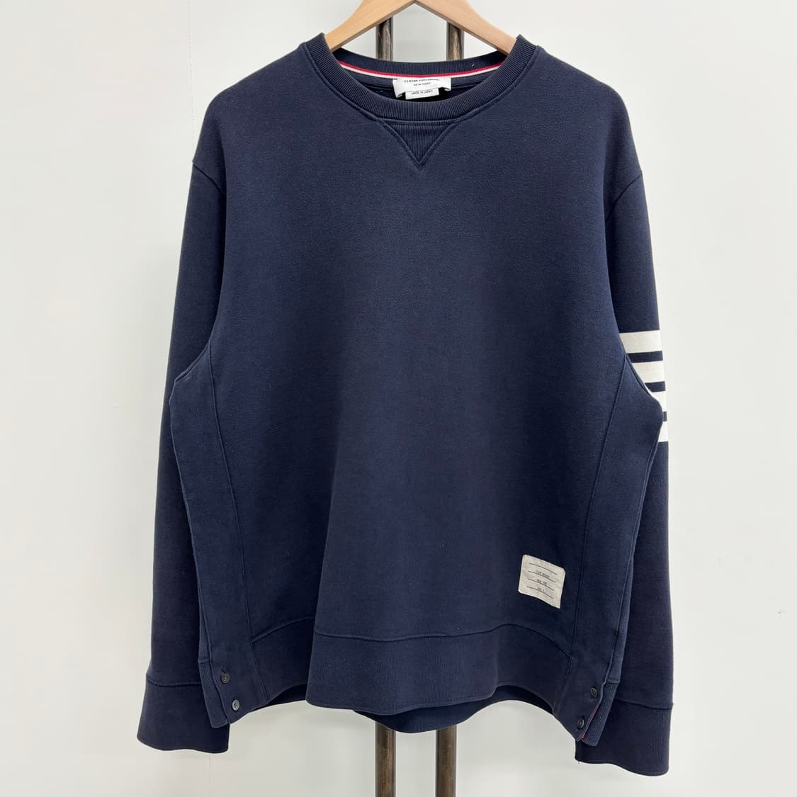 [7]톰브라운 사선완장 맨투맨  상품이미지1