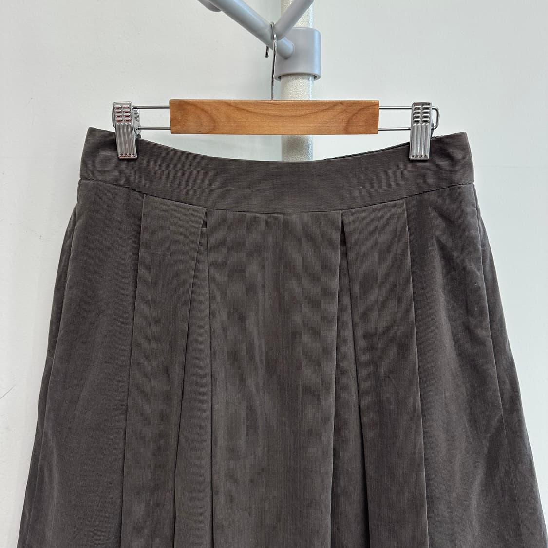 마가렛호웰 코듀로이 플레어 플리츠 스커트 상품이미지2