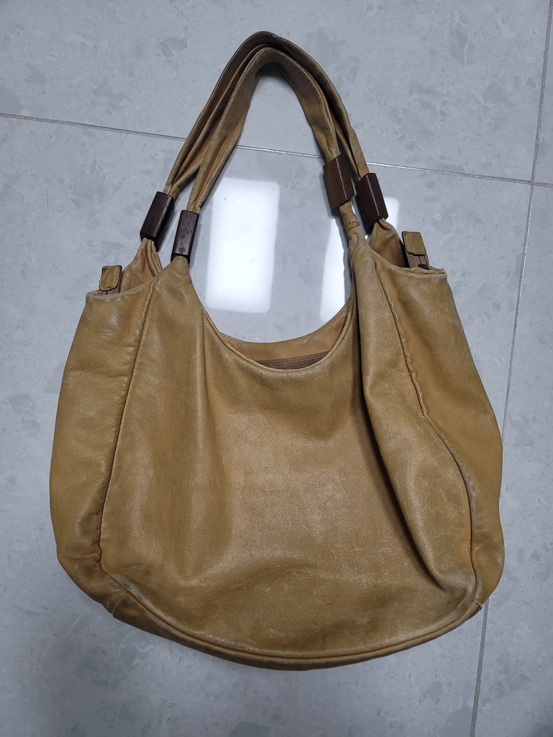 Zeoenzeoen 이태리 가죽 숄더백 사용감있음

모서리부분 위주 까짐 상품이미지2