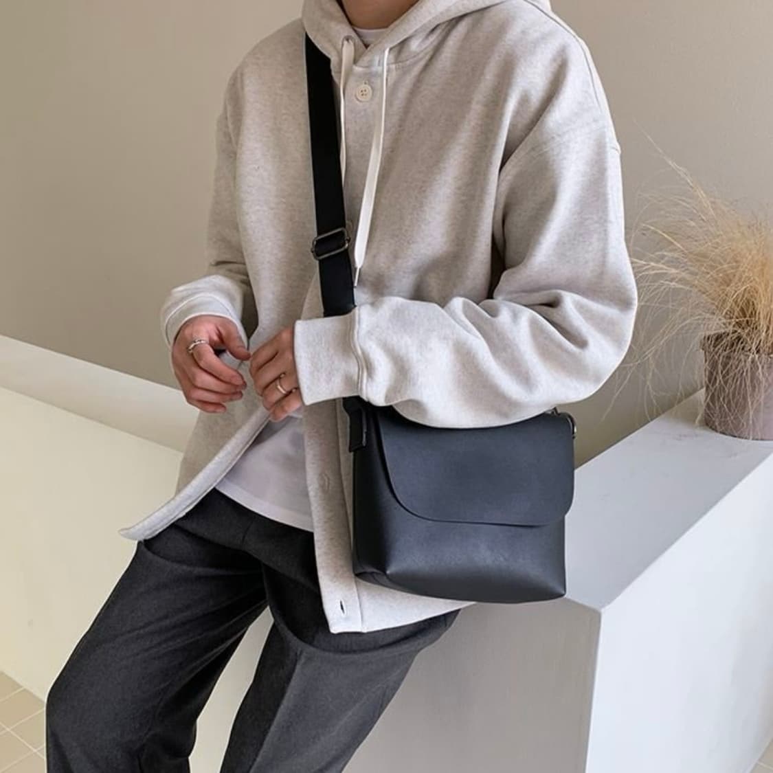 ★미사용 새상품★ 미니멀 블랙 크로스백 / 데일리 가방 / 깔끔한 디자인 상품이미지4