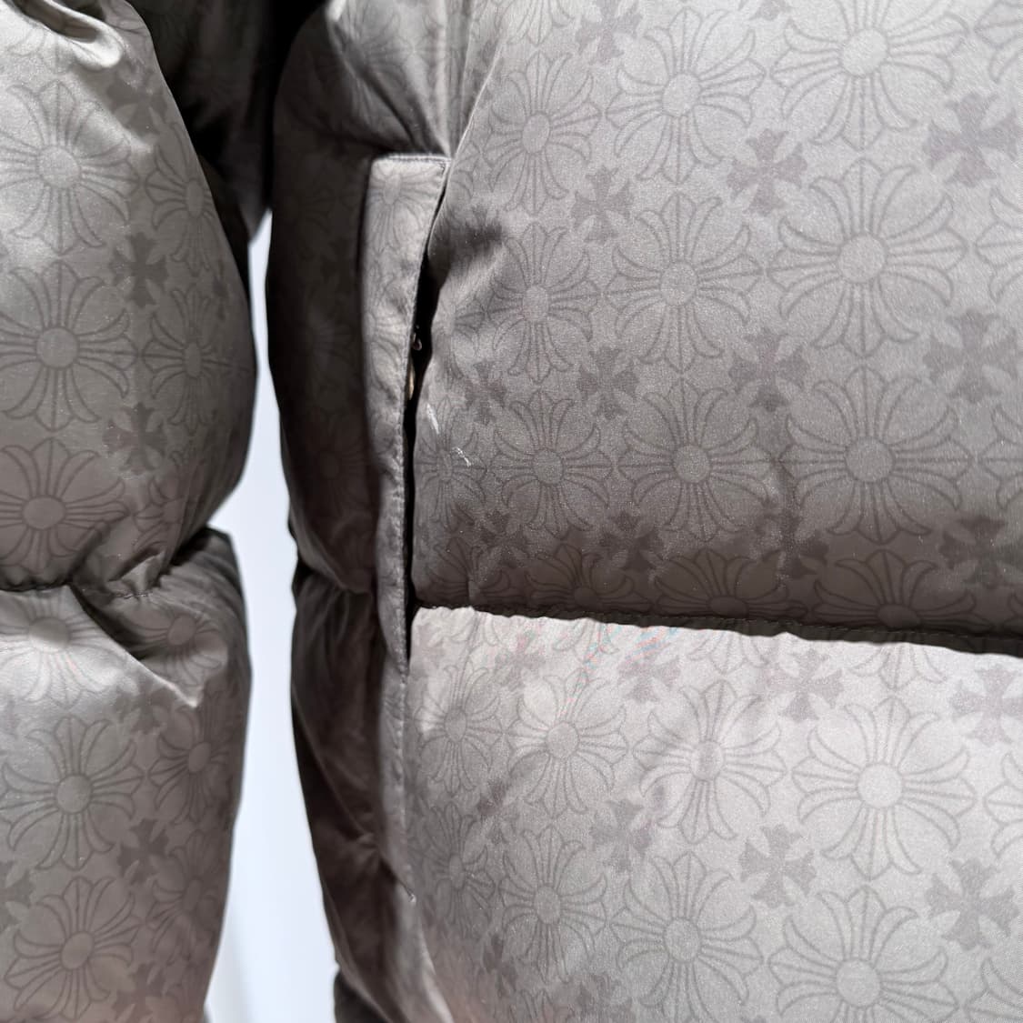 L / 크롬하츠 모노그램 스티프 푸퍼 패딩  상품이미지4