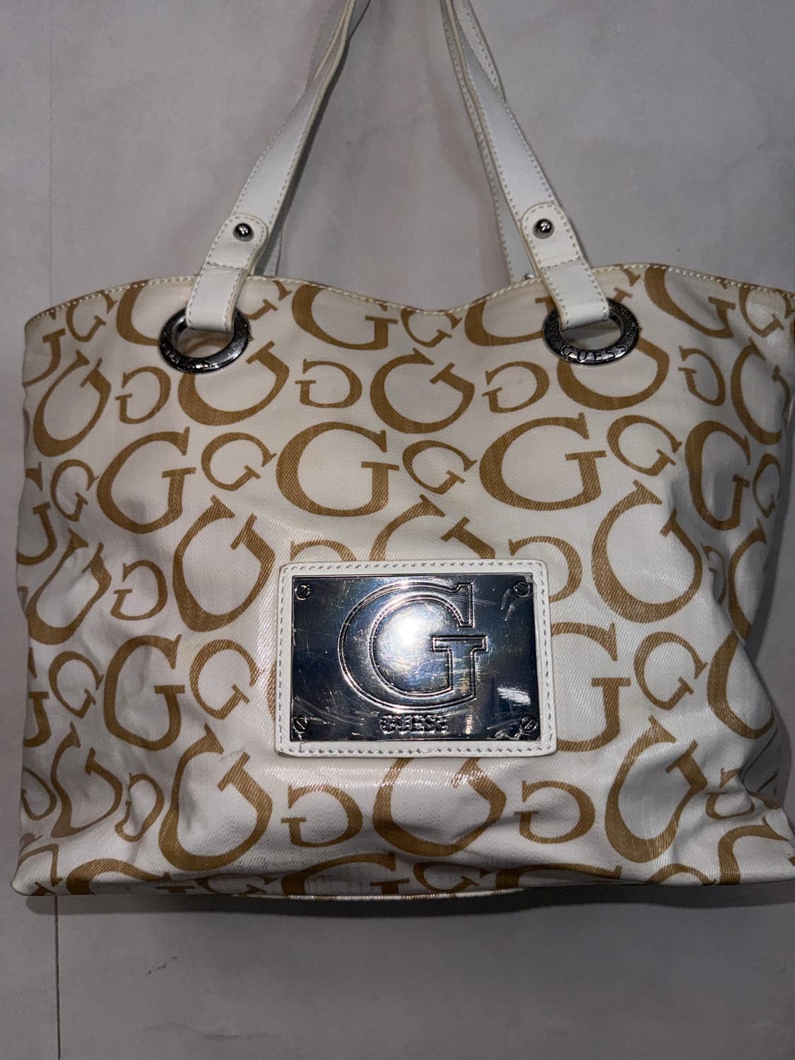 Guess ivory logo tote bag 상품이미지3
