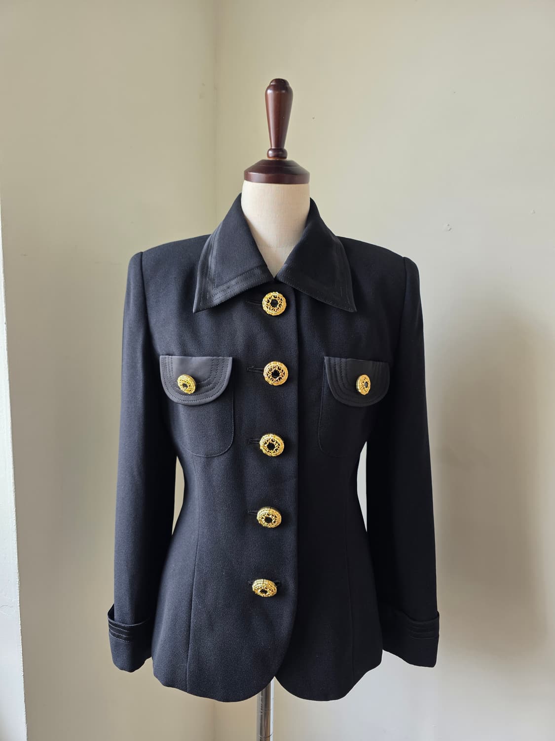 블랙 새틴 배색 금장 버튼 자켓 상품이미지2