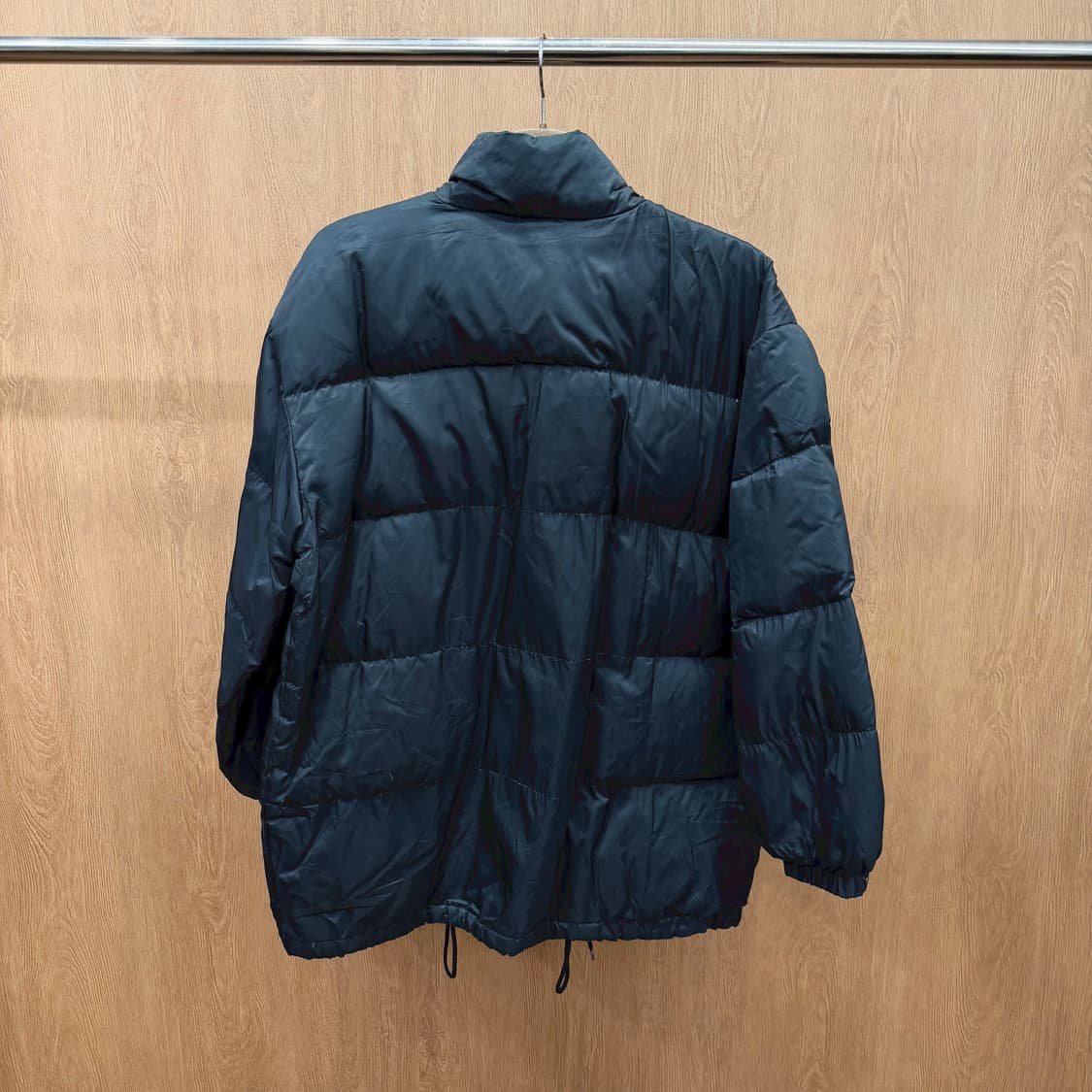 도나카란 뉴욕 진스 하이넥 다운 패딩 자켓 로고 패치 스트링 디테일 블랙 상품이미지3