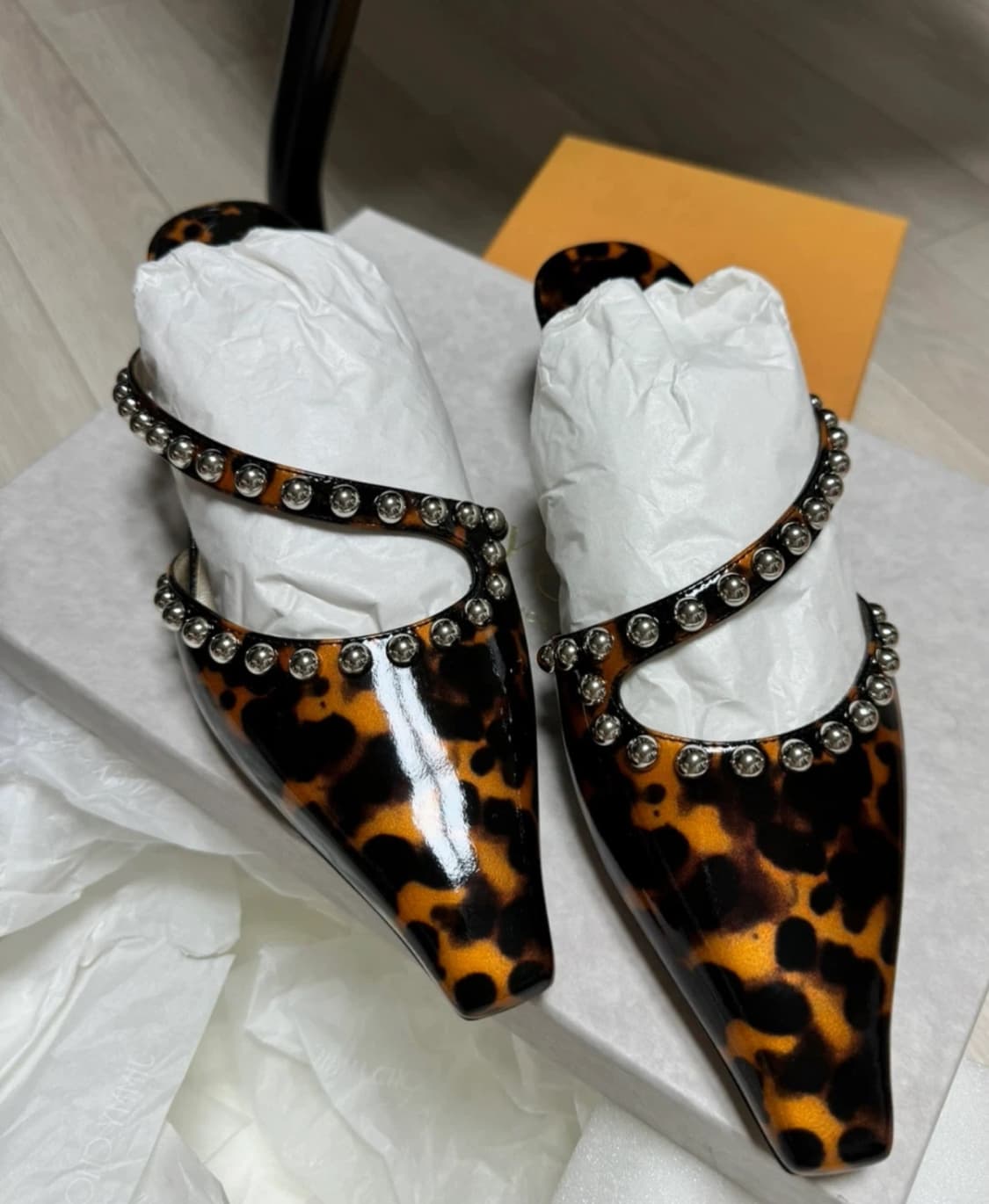 지미추 레오파드 뮬 상품이미지1