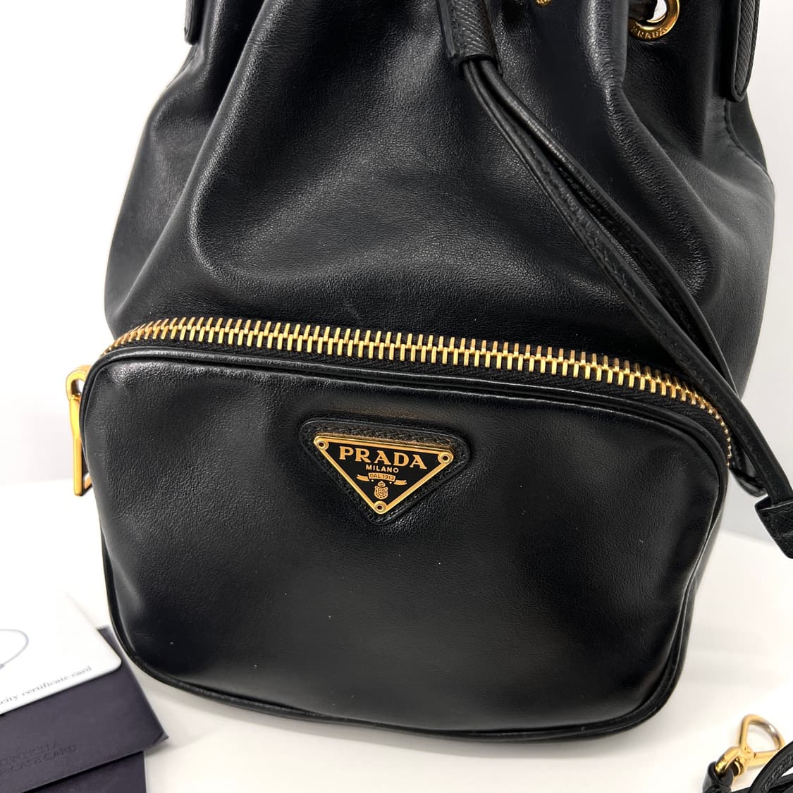 프라다 삼각로고 레더 버킷백 블랙 (1BH038) 상품이미지4
