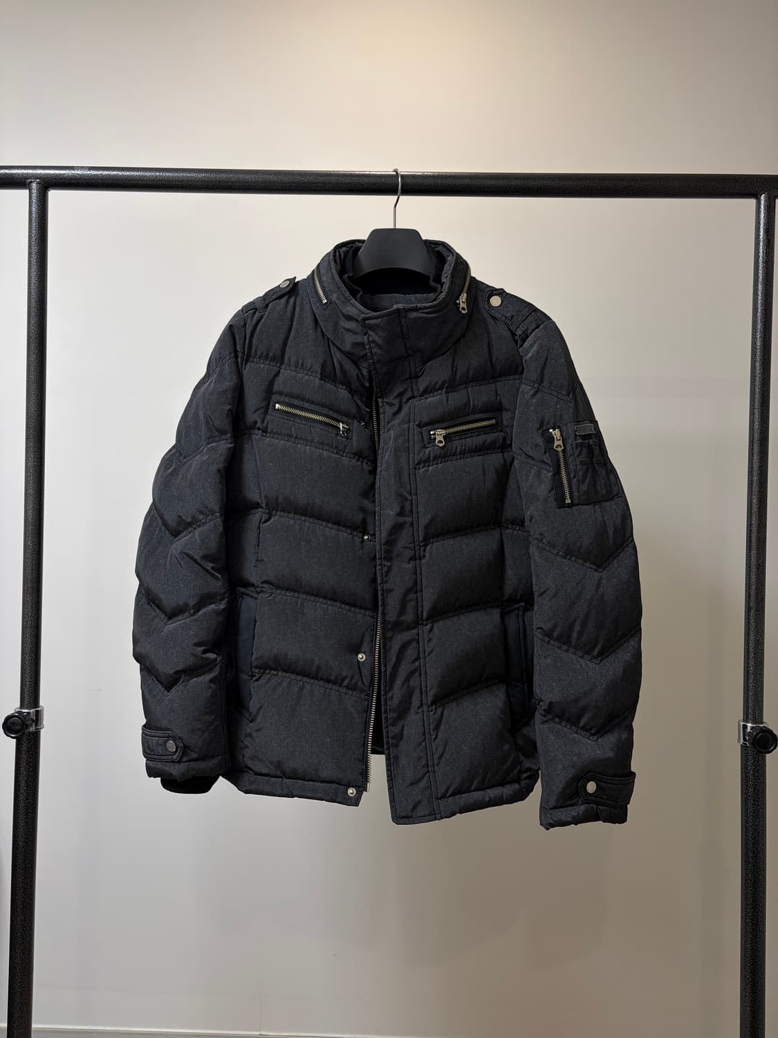 (100) frj 덕다운 락시크 차콜 견장 패딩 상품이미지1