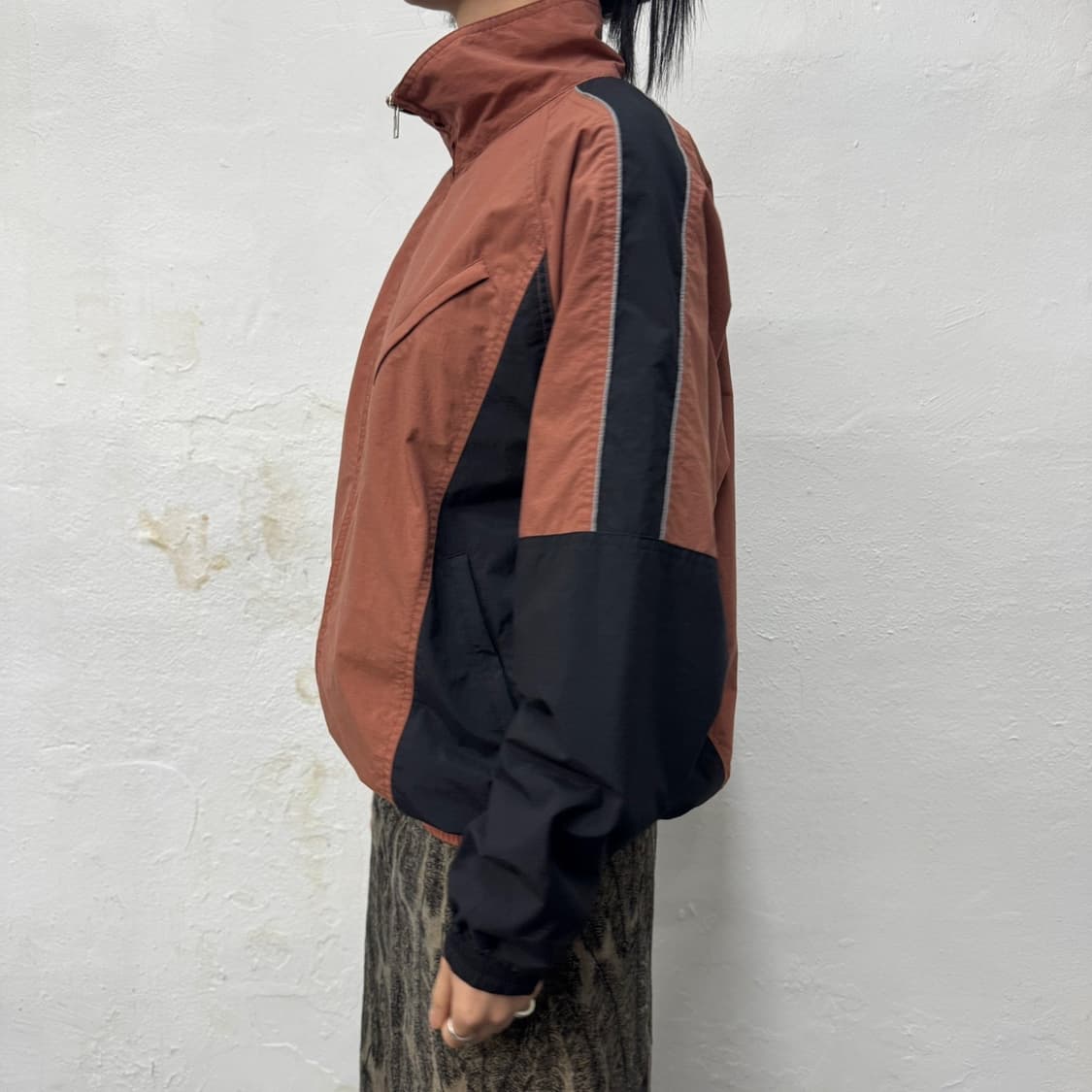 빔즈(BEAMS) 로즈 블랙 컬러 뉴 스탠다드 나일론 하이넥 트랙 자켓 상품이미지2