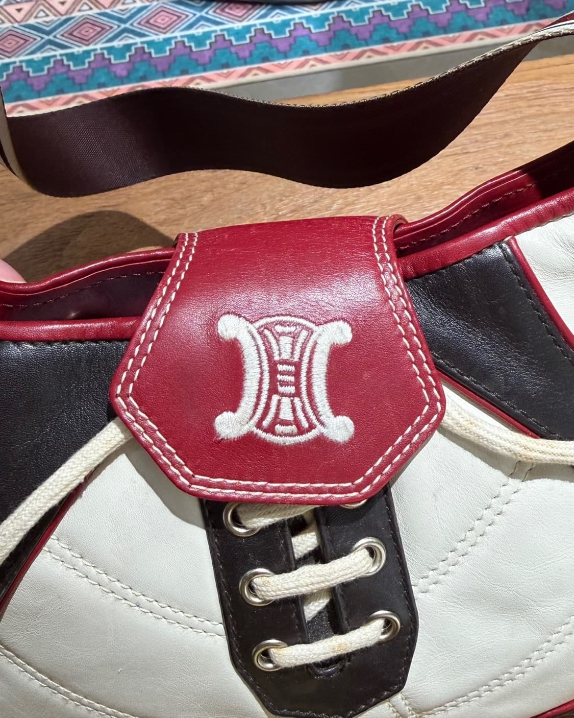 셀린느 화이트 레드 2002 피파 월드컵 레더 숄더백 상품이미지7