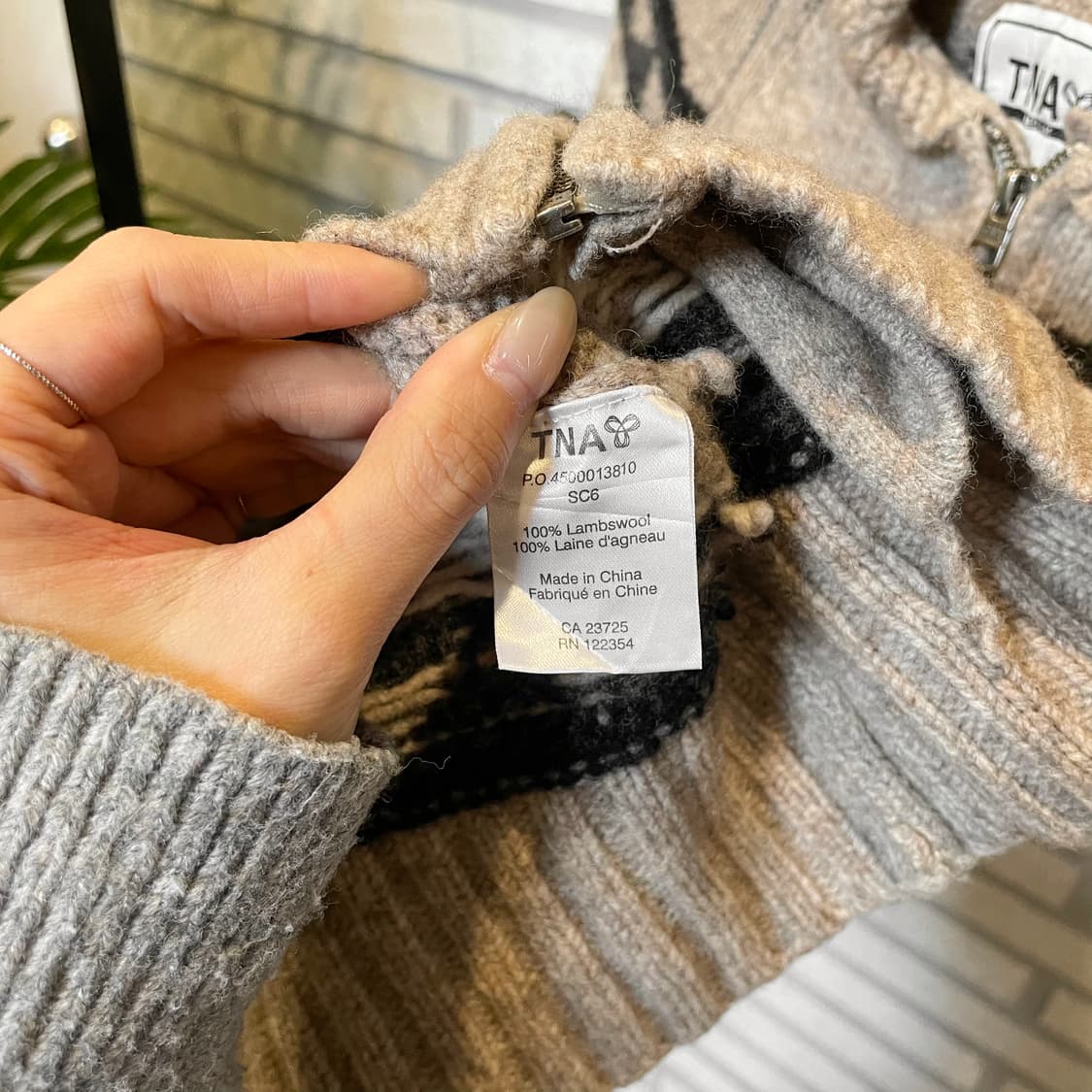 Aritzia TNA 코위찬 니트 집업 포니 그래픽 패턴 디테일 베이지 상품이미지6