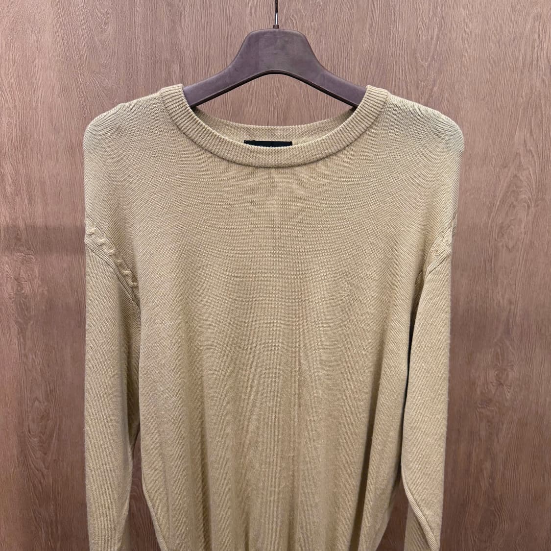 입생로랑 라운드넥 긴팔 니트 숄더 케이블 디테일 레귤러핏 베이지 상품이미지4