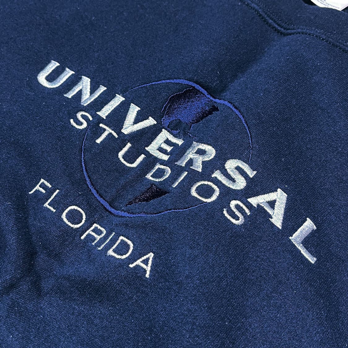 유니버셜스튜디오 00' 로고 자수 맨투맨 상품이미지4