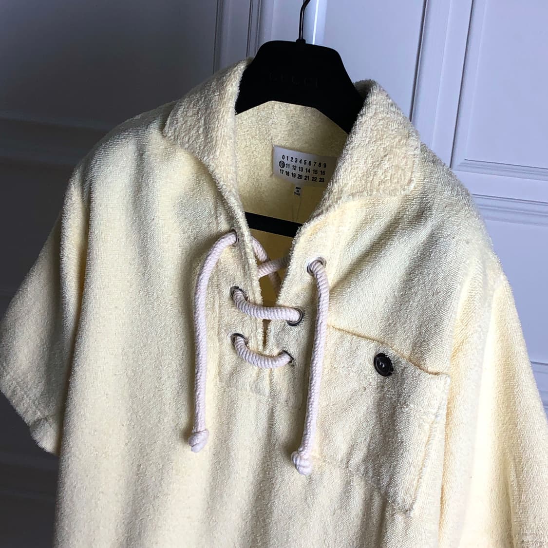 마르지엘라 오픈카라 스트랩 셔츠 상품이미지1