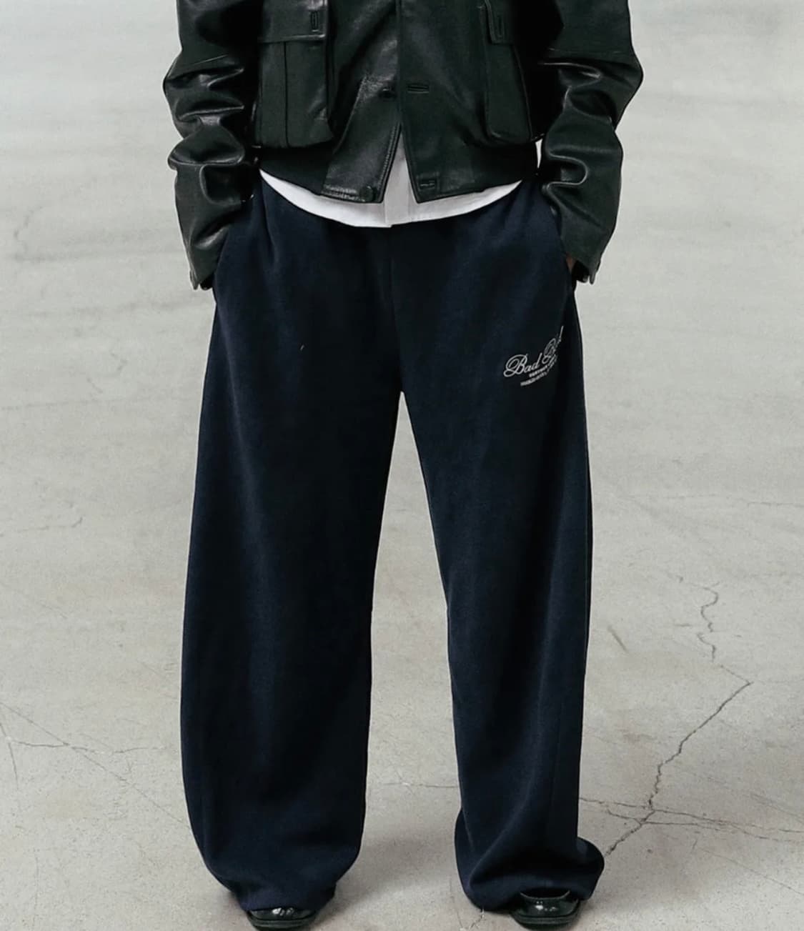 배드블러드 클래식 로고 2 Way 커브드 조거 트라우져 - 네이비 상품이미지1
