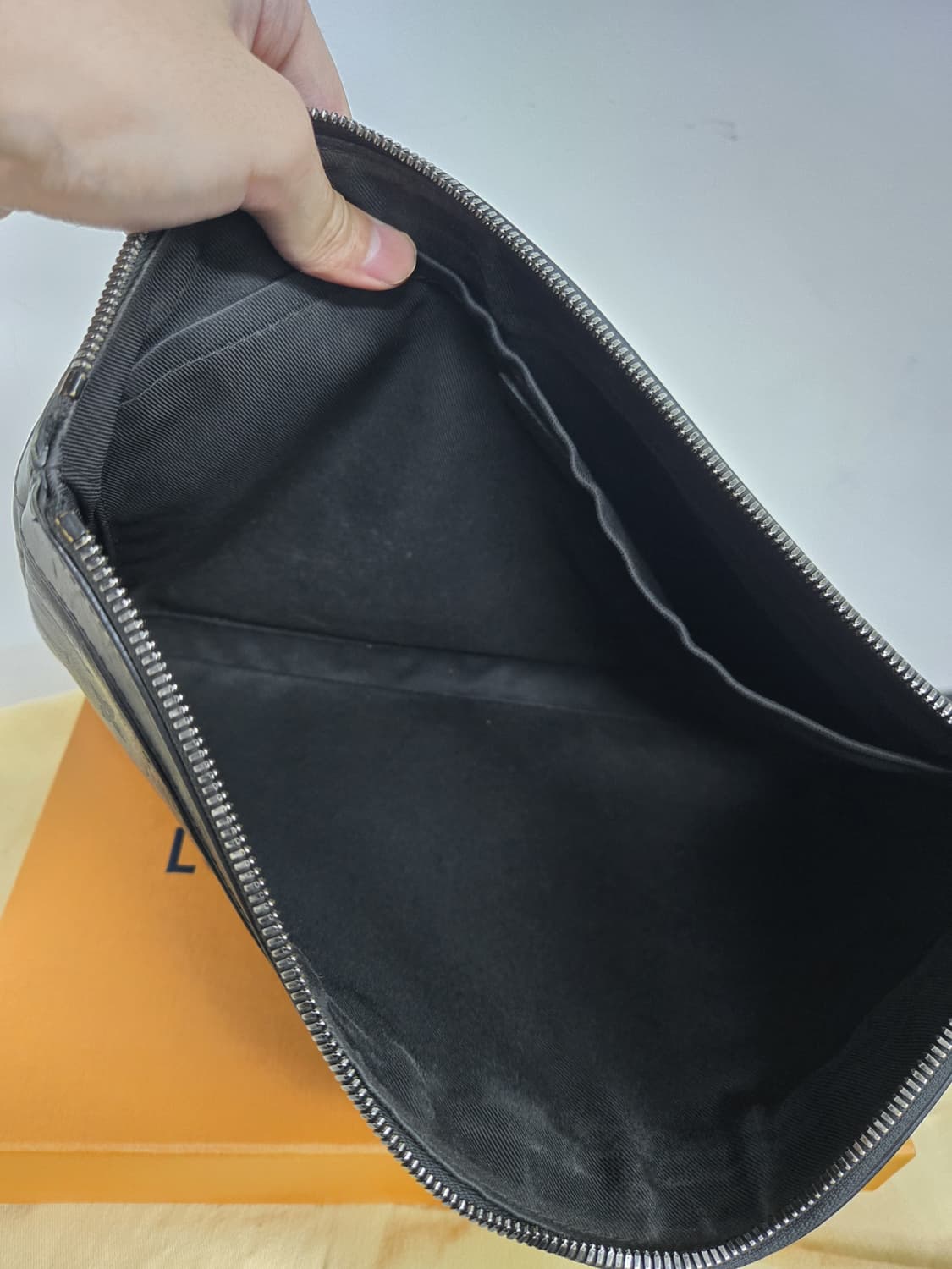 [보증서 A급]루이비통 쉐도우 클러치백 상품이미지5