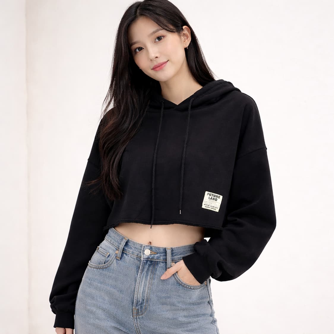 그램(Gram) 퓨처랜드 패치 컷오프 크롭 후드티 블랙 상품이미지2