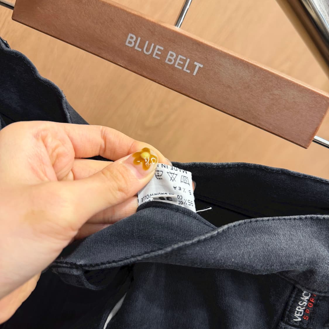 베르사체 스포츠 데님 팬츠 로고 각인 버튼 사이드 탭 디테일 슬림핏 블랙 상품이미지8