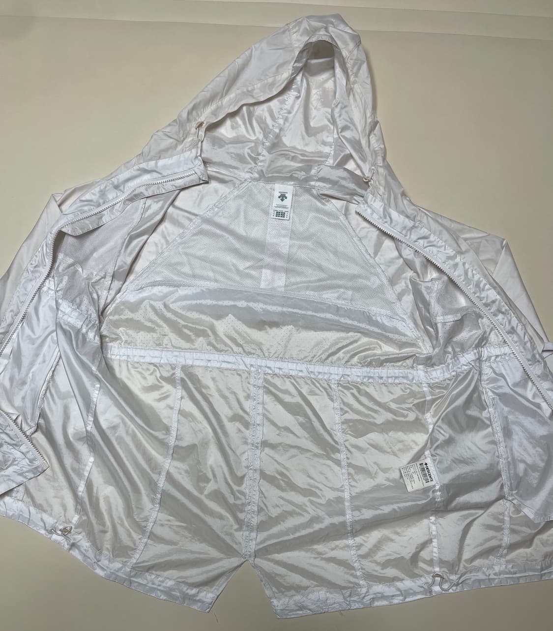 DESCENTE 여성 화이트 후드 바람막이 M 상품이미지4