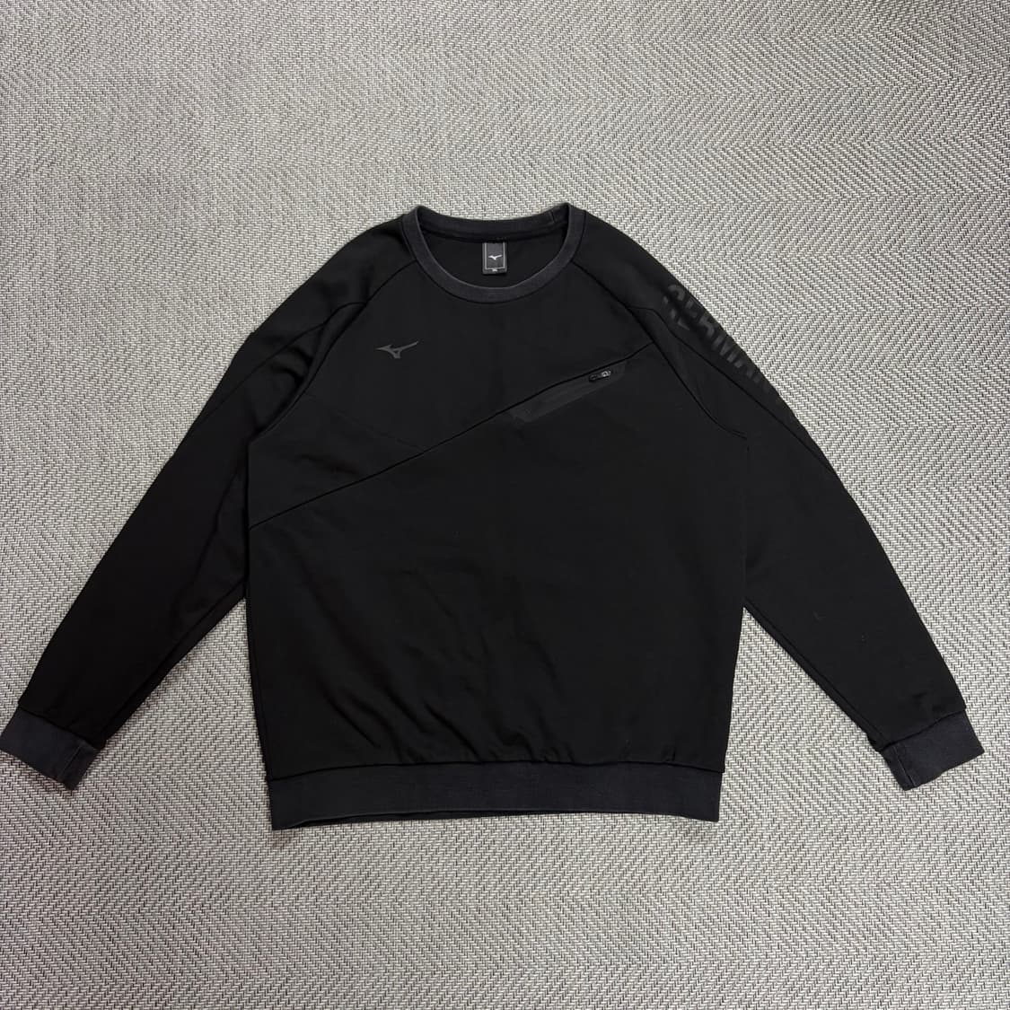 (110)미즈노 블랙 맨투맨 상품이미지1