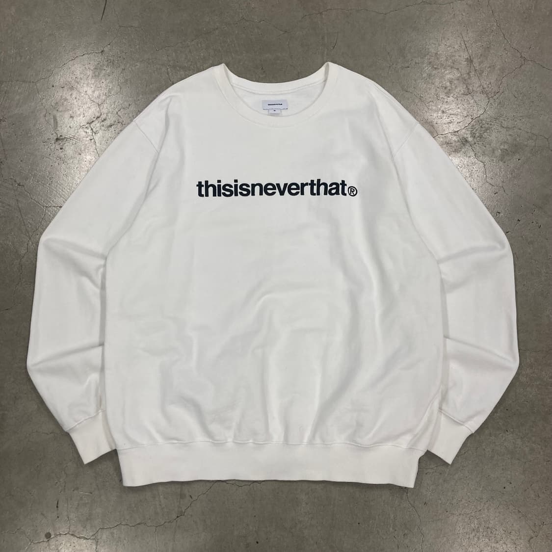 디스이즈네버댓 화이트 컬러 스펠아웃 맨투맨 상품이미지1