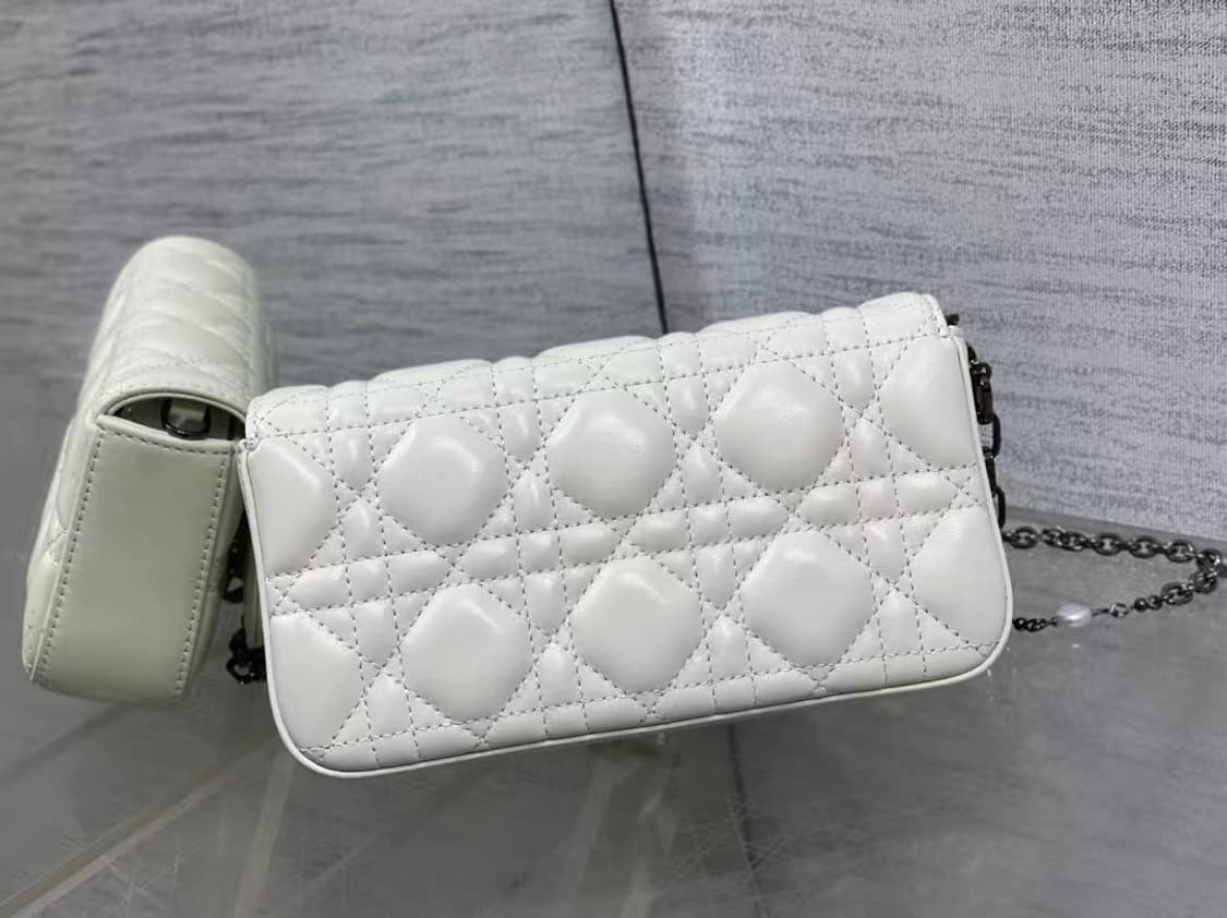 디올 크로스 백시그니처 넝쿨 체크로 클래식한 레터링 참장식
 상품이미지2