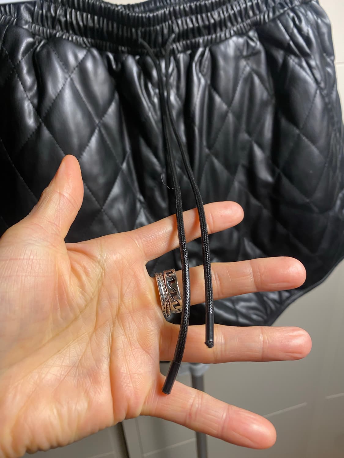 블랙 퀼팅 레더 반바지 상품이미지4