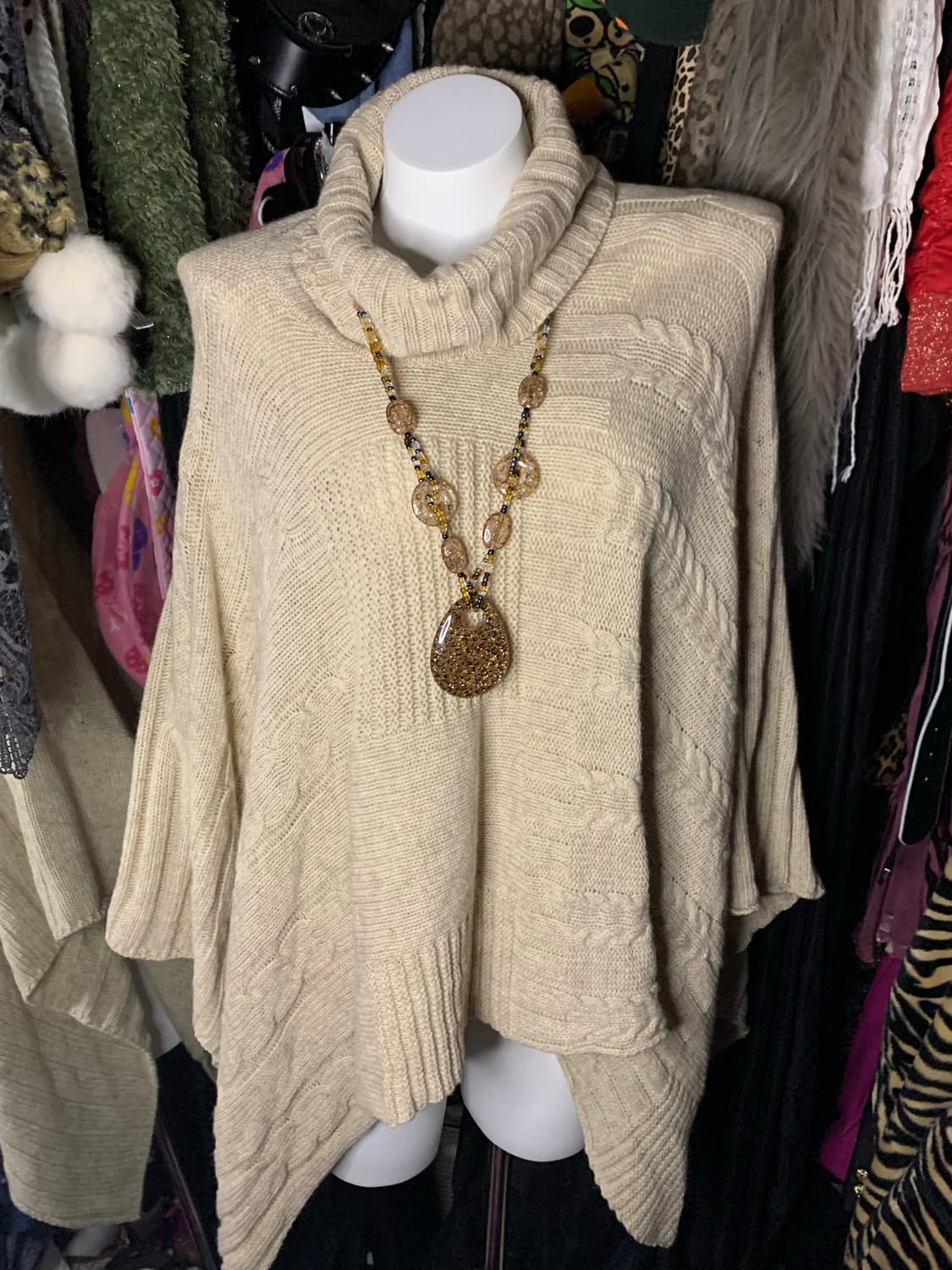 모리 라떼갸루 베이지 터틀넥 케이프 니트 상품이미지1