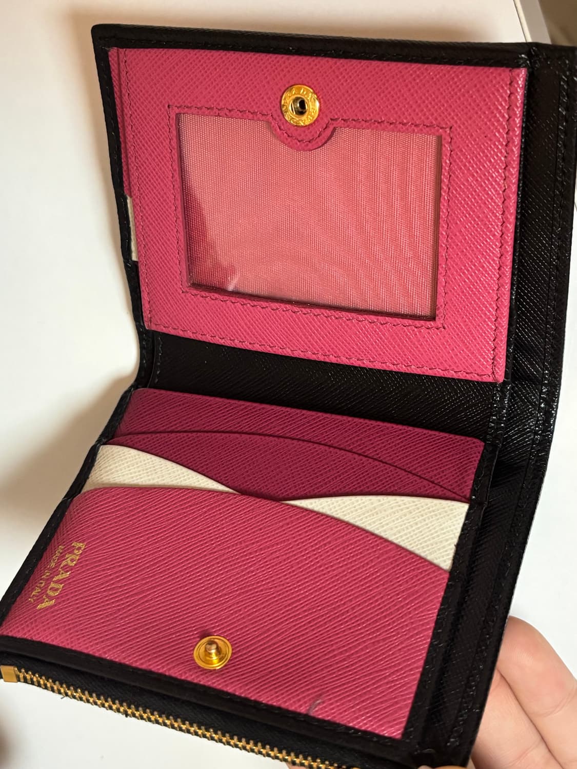 프라다 사피아노 메탈로고 카프스킨 반지갑 블랙&핑크 상품이미지3