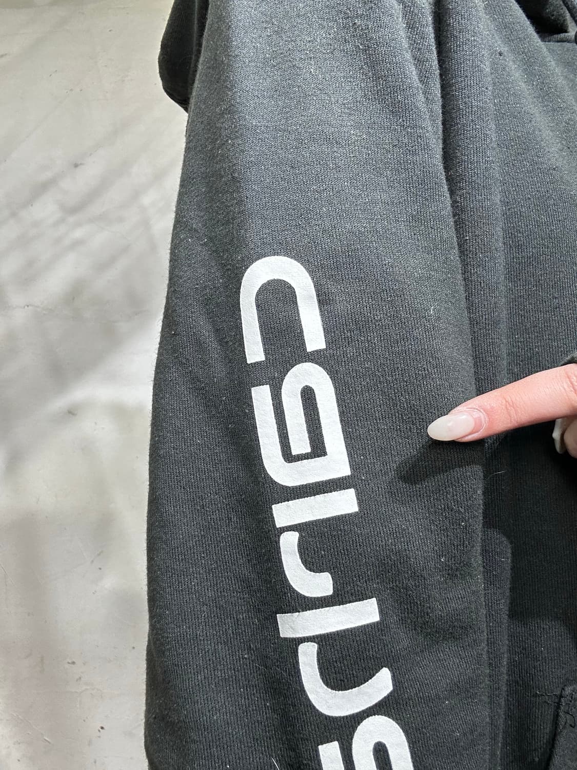 칼하트 블랙 오버핏 화이트 사이드 로고 후드티 M 상품이미지4