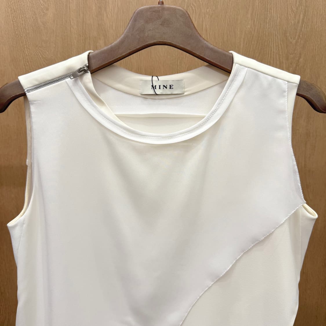 마인 민소매 블라우스 언발 레이어드 플리츠 지퍼 디테일 아이보리 상품이미지4