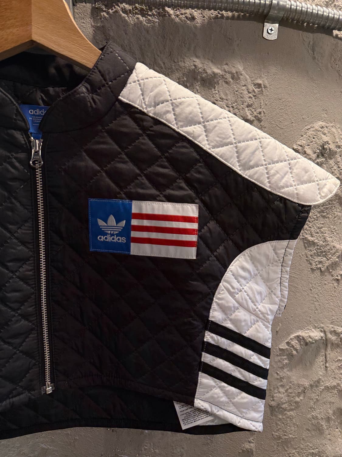 85 아디다스 ADIDAS 리타오라 퀼팅 패딩 케이프 베스트 블랙 상품이미지3