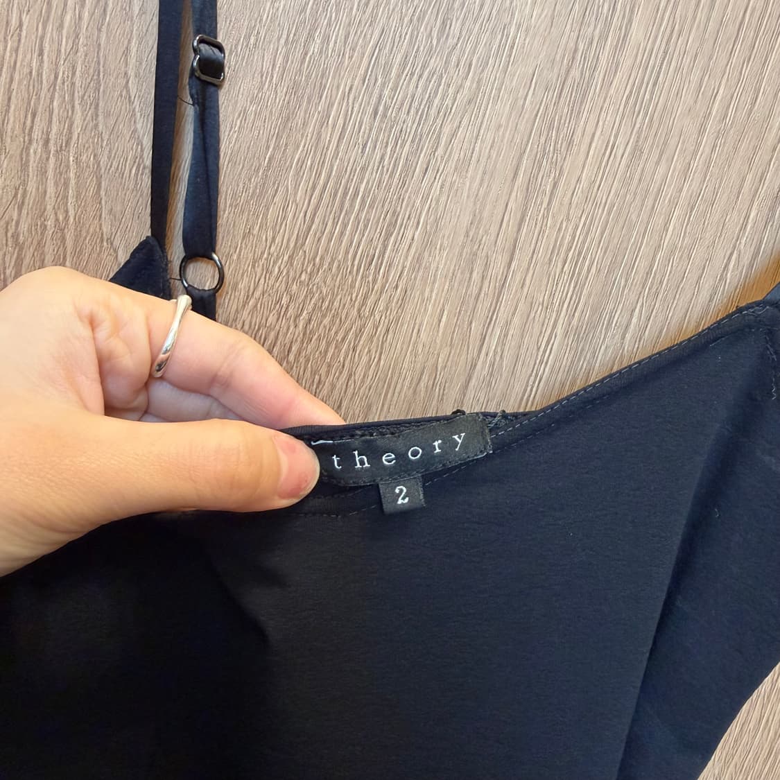 띠어리 슬리브리스 미니 원피스 러플 레이어드 디테일 블랙 카키 상품이미지9