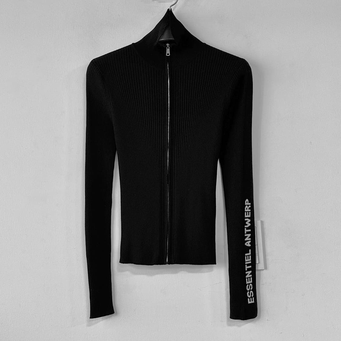 에센셜앤트워프 2024 로고 니트 집업 가디건 상품이미지1