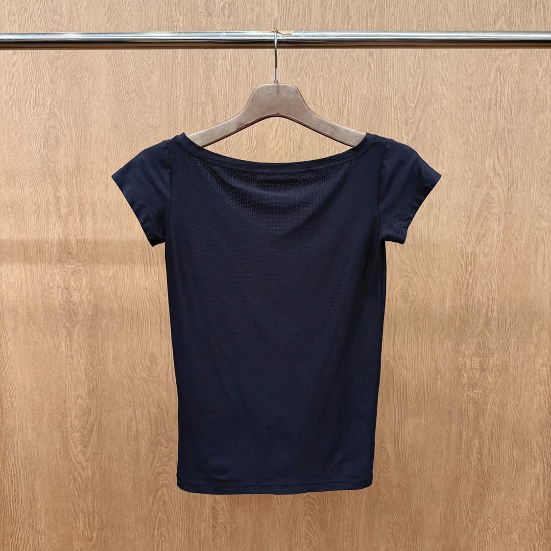 띠어리 브이넥 기능성 반팔 티셔츠 펀칭 메쉬 텍스처 블랙 상품이미지3