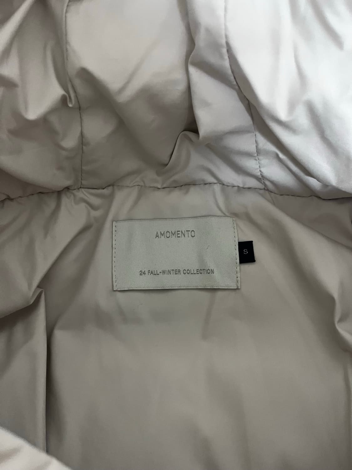 아모멘토 후디드 다운 푸퍼 패딩 에크루 상품이미지7