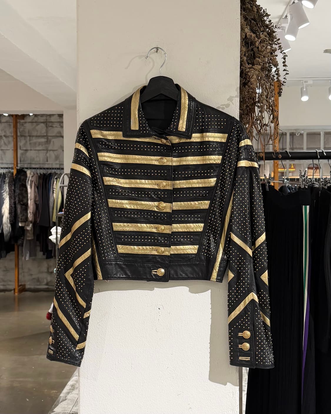 지아니 베르사체 블랙 SS92 스터드 장식 골드 메탈릭 크롭 자켓 상품이미지1