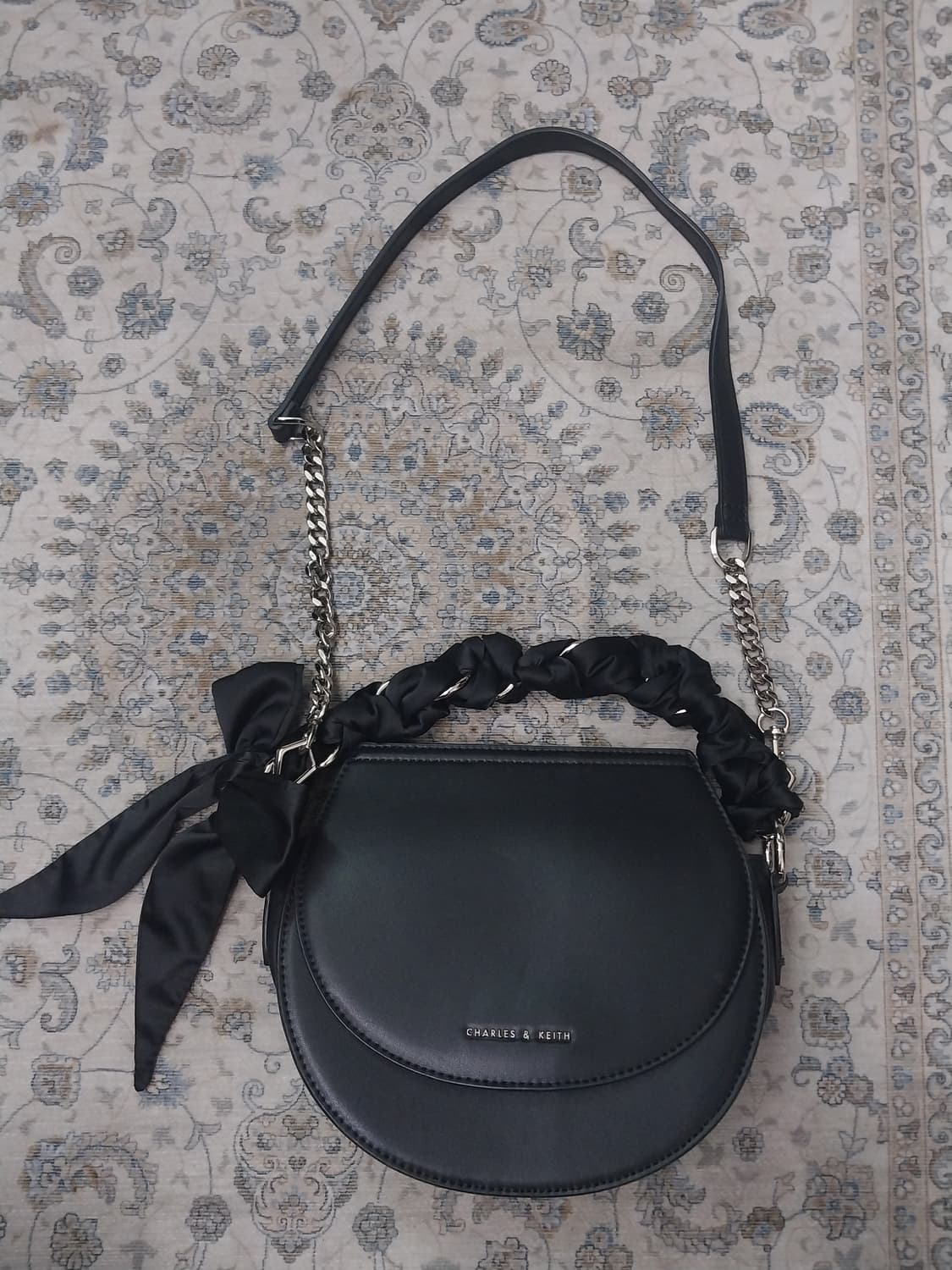 찰스앤키스 새틴 스카프 세미 서클백 상품이미지1