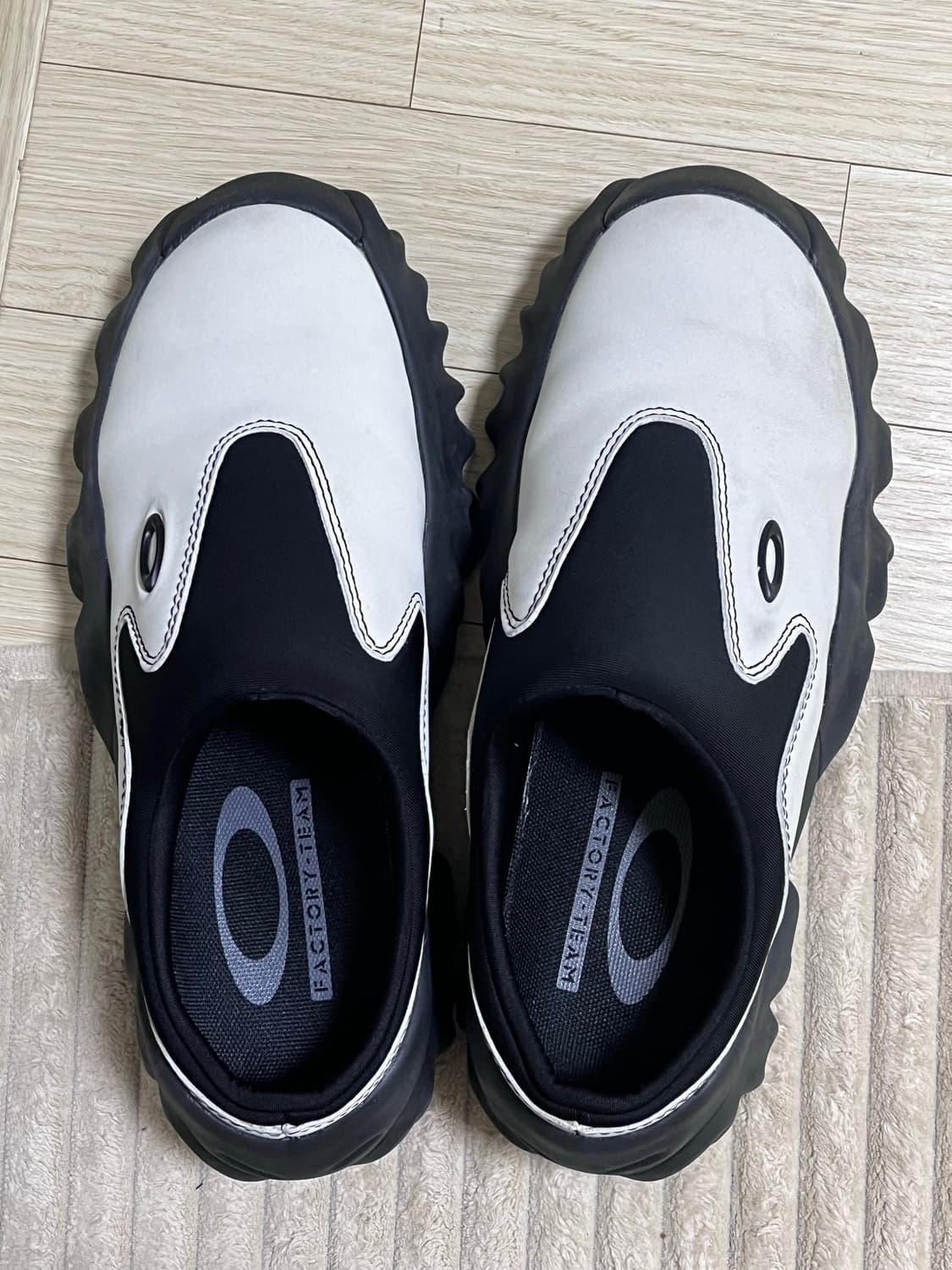 오클리 팩토리 팀x브레인 데드x센스 찹 쏘우 뮬 화이트 상품이미지2