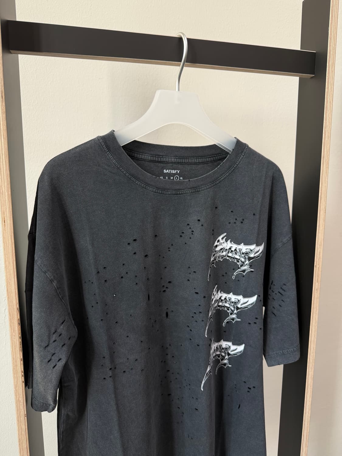 새티스파이 백 로고 모스테크 러닝 반팔 티셔츠 에이지드 블랙 상품이미지4